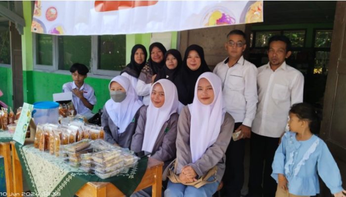 MAN 4 Garut Mengadakan Bazar di MTs Negeri 3 Garut