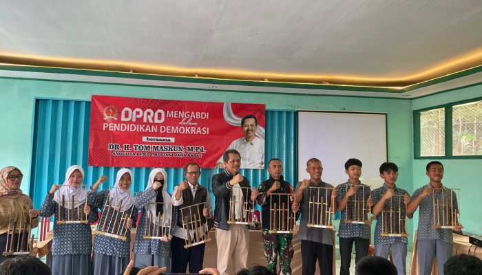 Sosialisasikan Pendidikan Demokrasi di MAN 4 Garut
