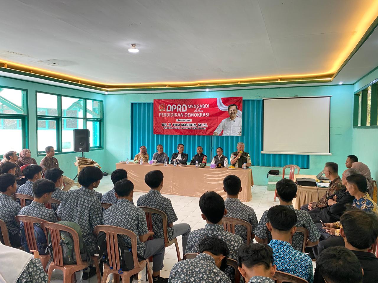 DPRD Mengabdi: Dr. H. Tom Maskun, M.Pd. Sosialisasikan Pendidikan Demokrasi di MAN 4 Garut